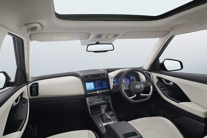 Phần nóc của Hyundai Creta 7 chỗ không dốc về phía sau như bản 5 chỗ mà khá phẳng. Ngay cả baga nóc của Hyundai Creta 7 chỗ cũng có thiết kế khác biệt. Trong khi đó, cột C được thiết kế mỏng hơn để người ngồi ở hàng ghế thứ 3 có thể quan sát bên ngoài. Riêng bộ bộ vành hợp kim 17 inch màu bạc của Hyundai Creta 7 chỗ có thiết kế tương tự bản 5 chỗ.
