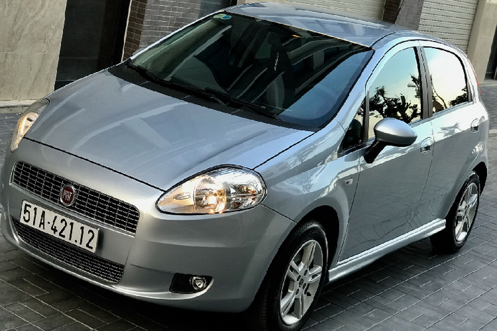 Mẫu xe Fiat Grande Punto hatchback 5 cửa cỡ trung của hãng xe Ý mang thiết kế châu Âu trang nhã và trẻ trung, Fiat Grand Punto được định vị ở phân khúc hatchback hạng B. Dòng xe Grande Punto là một trong hai dòng xe gồm Bravo và Grande Punto đã từng được liên doanh ôtô Mekong Auto phân phối tại Việt Nam từ năm 2009, nhưng sự diện diện của Grande Punto và các mẫu xe Fiat được phân phối chính hãng tại Việt Nam khá mờ nhạt và khá kén khách do giá cao hơn xe Nhật và Hàn.