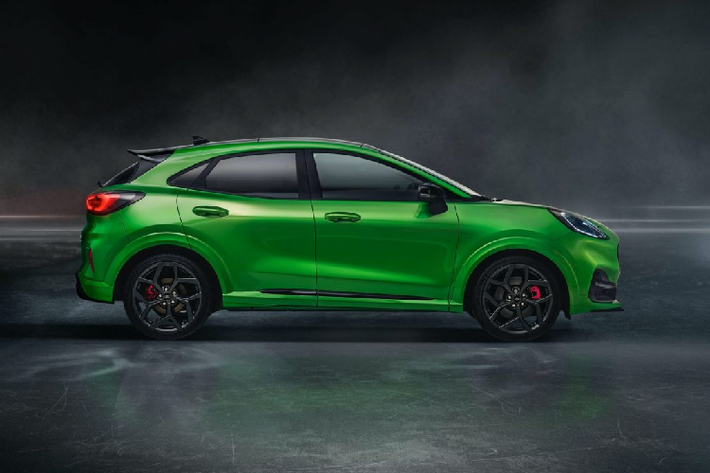 Để mang đến cảm giác lái thú vị hơn cho khách hàng, Ford trang bị cho Puma ST hộp số sàn 6 cấp, truyền sức mạnh đến bánh trước. Hộp số này kết hợp cùng tỉ số truyền cuối thấp ở vi-sai mang lại cho xe khả năng tăng tốc tốt hơn. Xe được Ford Performance trang bị vi-sai chống trượt Quaife và lò xo phân bổ lực kéo. Cùng với đó, một số trang bị khác ở khung gầm được nâng cấp phải kể đến là thanh xoắn đặc chế, cứng hơn 40% so với Fiesta ST, thanh cân bằng chống lật và nhiều cấu hình giảm chấn khác nhau.