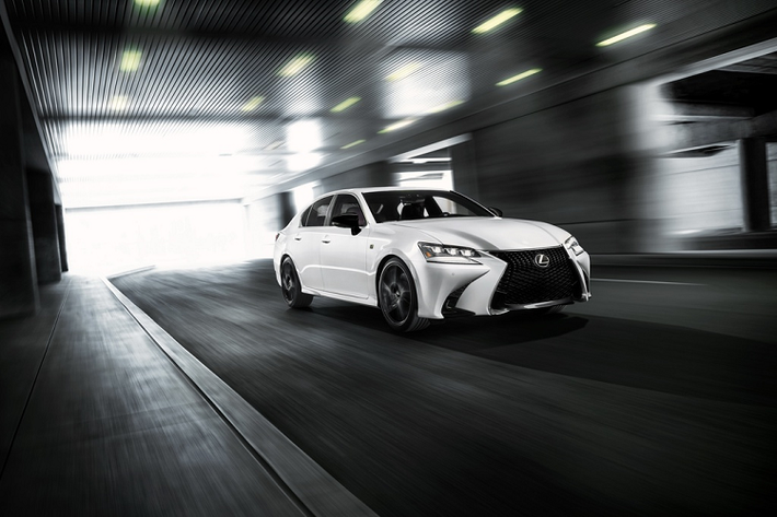 Mẫu xe sang Lexus GS được mệnh danh là đối thủ của BMW 5-Series và Mercedes-Benz E-Class vừa có thêm một phiên bản mới mang tên GS Black Line. Phiên bản này được giới hạn số lượng ở mức 200 chiếc, Lexus vẫn chưa công bố giá bán của mẫu xe này cho đến khi được bán ra vào mùa hè năm nay.