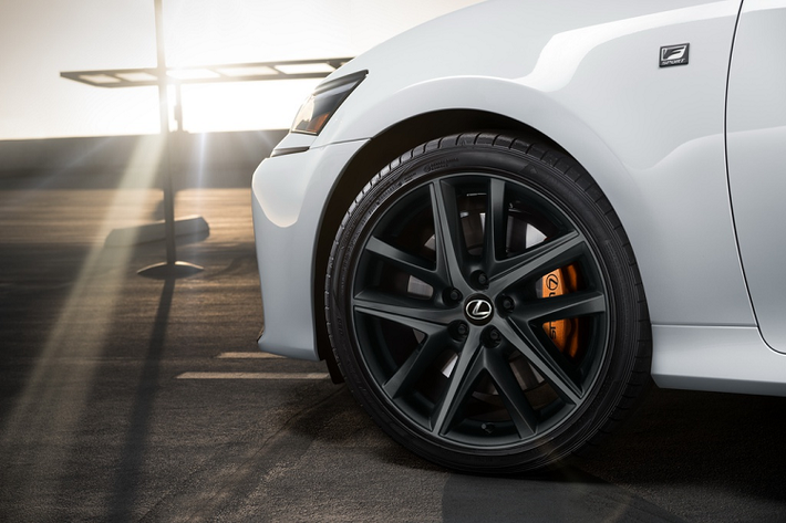 Lexus GS Black Line 2020 mới được xây dựng dựa trên mẫu 350 F Sport. Thiết kế bên ngoài nổi bật với phần lưới tản nhiệt và mâm xe màu đen bóng, cánh gió phía sau và gương chiếu hậu cũng sử dụng tông màu đen tương phản với màu sơn ngoại thất. GS Black Line sở hữu 2 phiên bản màu sắc ngoại thất là trắng Ultra White và đen Caviar.