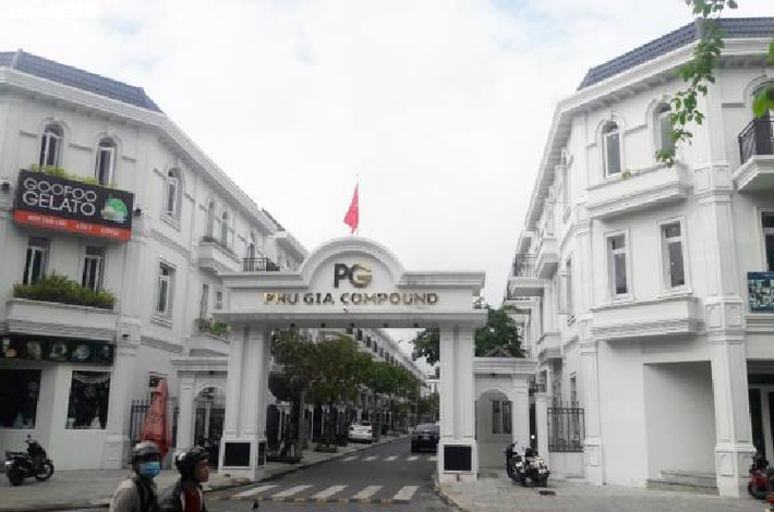 Dự án Phú Gia Compound thuộc phường Tam Thuận, quận Thanh Khê. Tháng 3/2009, dự án này thuộc về ông Nguyễn Quang Thành, sau đó được "phù phép" về tay Vũ "nhôm". Chính quyền Đà Nẵng lúc bấy giờ ban hành quyết định giao quyền sử dụng đất không qua đấu giá, gây thiệt hại ngân sách hơn 760 tỷ đồng.