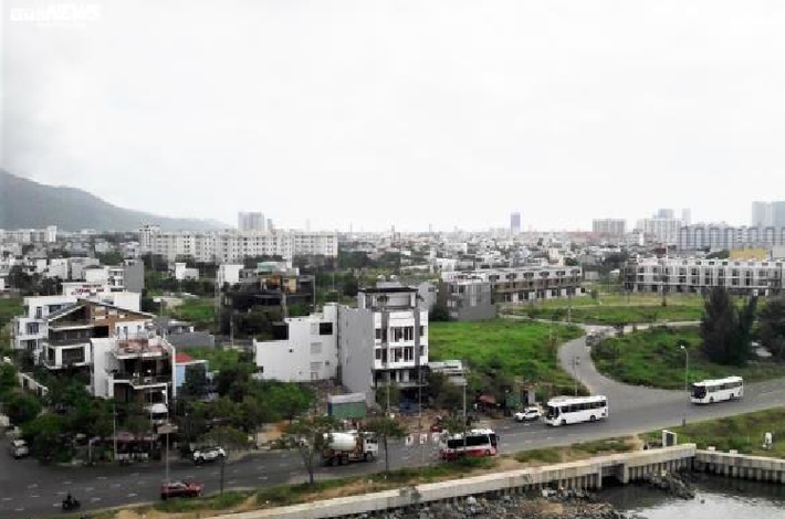 Khu dự án Habour Villa thuộc phường Nại Hiên Đông và Thọ Quang, quận Sơn Trà. Ông Trần Văn Minh và Văn Hữu Chiến cố ý làm trái, chuyển đổi tên, xác định lại đơn giá và giao quyền sử dụng đất các lô A2, A4, A6, A8 giúp Vũ "nhôm" trục lợi, gây thiệt hại ngân sách hơn 2.800 tỷ đồng.