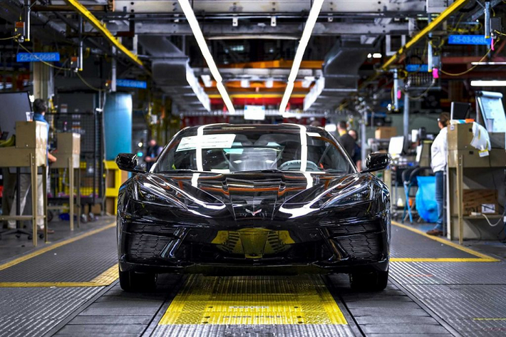 Theo thông báo đến từ Chevrolet, chiếc Corvette thế hệ thứ 8 đầu tiên đã lăn bánh khỏi nhà máy chỉ vài hôm trước và theo sau nó là những chiếc Corvette thương mại khác. Những chiếc xe này sẽ bắt đầu chương trình kiểm tra chất lượng và chuẩn bị được giao đến thay những chủ nhân của chúng vào cuối tháng 2. Được biết, những khách hàng đầu tiên đặt mua mẫu xe này đã phải chờ hơn nửa năm để có thể nhận được xe.