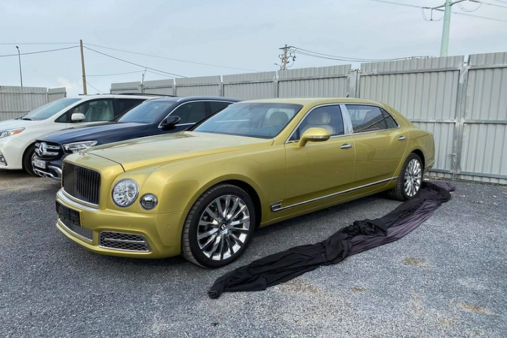 Được biết, để đưa được chiếc Bentley Mulsanne EWB Julep mới kịch độc này về nước không hề dễ dàng gì, đại lý tư nhân đã phải đợi tới 6 tháng do dịch Covid-19. Đây là một đơn đặt hàng trước nên xe sẽ sớm được bàn giao cho chủ nhân vào hôm nay.