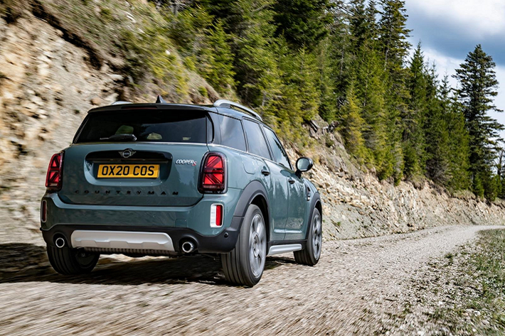 Nhìn chung, chiếc Mini Countryman thế hệ mới có bộ lưới tản nhiệt tái thiết kế kẹp giữa bộ đèn pha LED hiện đại hơn. Mẫu xe nâng cấp đời 2021 còn trang bị cản trước tạo hình mới, la-zăng đặc trưng hơn và đèn hậu LED Union Jack bắt mắt.