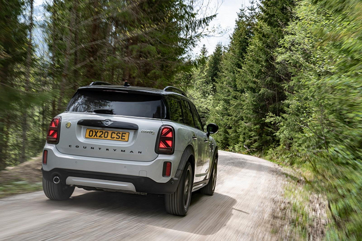 Cuối cùng, phiên bản plug-in hybrid Cooper SE Countryman ALL4 cũng quay trở lại danh sách sản phẩm. Xe cấu thành từ động cơ xăng 3 xi-lanh truyền động cho bánh trước, gắn kèm bộ mô-tơ điện cấp lực cho bánh sau. Theo đó, xe có sức mạnh hỗn hợp đạt đến 224 mã lực. Thiết lập này cho phép xe tăng tốc 0-96 km/giờ trong 6,5 giây với tốc độ tối đa 196 km/giờ.