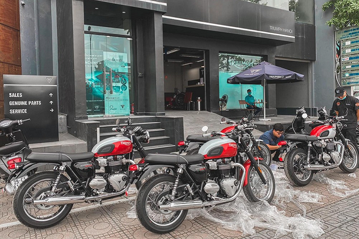 Mới đây, Triumph Việt Nam vừa đón nhận thành viên mới nhất trong gia đình xế cổ Triumph Bonneville với tên gọi Bud Eskins. Theo đó, bộ màu Bud Eskin được đưa về Việt Nam sẽ có 2 phiên bản trên Triumph T100 và Triumph T120 có mức giá bán lần lượt là 419 và 589 triệu đồng.