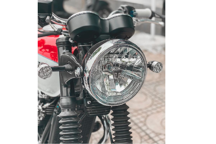 Đầu tiên, những chiếc T100 và T120 Bud Eskins đã sở hữu sẵn cặp gương gù độ chính hãng Triumph gọn gàng và đẹp mắt, tiếp đó là tay nắm Triumph với màu trắng hợp tông cùng bình xăng lớn. Cuối cùng, phiên bản Bud Eskins này còn sở hữu bộ đèn xi-nhan full LED được thửa từ các phiên bản đặc biệt ACE của Triumph.