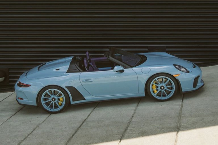 Porsche 911 Speedster mới là mẫu siêu xe được thiết kế loại bỏ phần ghế hành khách phía sau, thay vào đó chính là thiết kế tạo hình liền mạch của phần nắp sau. Đây cũng chính là thiết kế đặc trưng xuyên suốt của những chiếc Speedster đến từ Porsche, khởi đầu bởi mẫu 356 Speedster vào năm 1954.