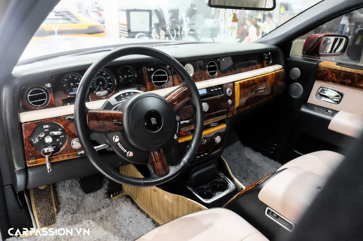 Rolls-Royce Phantom sở hữu phần vô-lăng 3 chấu nhỏ gọn, gợi nhớ đến vô-lăng trên những mẫu xe cổ điển trước thập niên 2000. Cần chuyển số đặt ngay phía sau vô-lăng, cụm đồng hồ trung tâm bao gồm các đồng hồ analog và hai màn hình điện tử cỡ nhỏ. Khoang nội thất được chế tác thủ công với ghế ngồi được khâu tỉ mỉ bằng tay và bọc da cao cấp, tựa đầu ghế thêu logo của RR kèm chức năng sưởi và massage. Hàng ghế sau có sự xuất hiện của bàn làm việc bằng gỗ và màn hình điều khiển, có thể gập gọn vào ghế trước.
