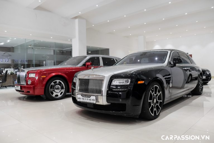 Sau khi chiếc xe siêu sang Rolls-Royce Phantom VII đầu tiên cập bến vào tháng 8/2007, xe thuộc phiên bản tiêu chuẩn đi kèm một số tùy chọn cá nhân khiến cho giá bán của xe vượt trên mức 16 tỷ đồng. Trải qua hơn 13 năm kể từ thời điểm chiếc Phantom đầu tiên cập bến, Việt Nam giờ đây đã có showroom chính hãng của thương hiệu xe siêu sang Anh Quốc cùng sự xuất hiện của hàng loạt các mẫu xe được “thửa” riêng cho khách hàng trong nước.