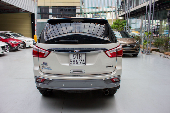 Trong phân khúc xe SUV 7 chỗ cỡ trung, mẫu xe Isuzu Mu-X là một lựa chọn có giá bán khá hấp dẫn trong phân khúc. Tại thời điểm hồi đầu tháng 3 năm nay, một số đại lý Isuzu đã giảm mạnh giá bán từ 60 - 200 triệu đồng để đẩy hàng tồn cho Mu-X. Điều này đã khiến xe cũ ngoài thị trường bị rớt giá một phần.