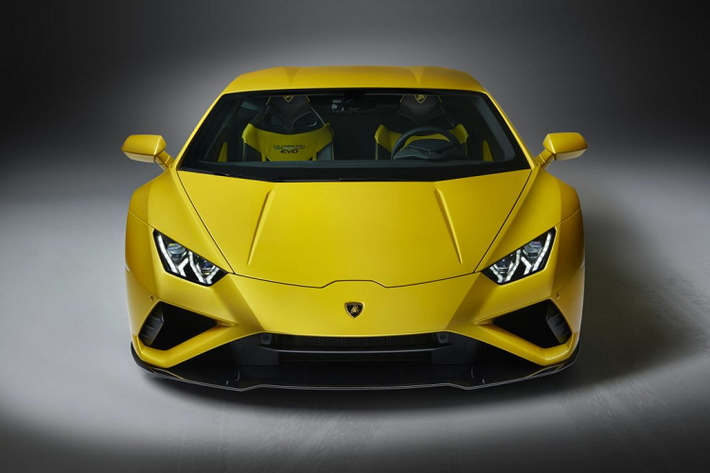Ở đuôi Lamborghini Huracan EVO cầu sau chỉ có đúng phần khuếch tán được làm khác đi so với phiên bản hai cầu. Những chi tiết khác như cánh gió tích hợp, lưới thoát nhiệt, vị trí đặt ống xả đều được giữ nguyên.