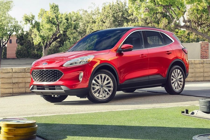Hiện chưa rõ hàng ghế thứ 3 của Ford Escape 7 chỗ sẽ rộng như thế nào. Tuy nhiên, Ford Escape vốn là crossover cỡ C nên người mua cũng không thể mong một không gian nội thất rộng như xe cỡ trung hay cỡ lớn. Bù lại, khi hàng ghế thứ 3 gập xuống, khoang hành lý sẽ được mở rộng đáng kể, đây là điều mà có lẽ nhiều khách hàng tìm kiếm nhất. Hiện hãng Ford chưa xác nhận kế hoạch phát triển Escape 7 chỗ. Tuy nhiên, tin đồn khẳng định mẫu xe này sẽ được tung ra thị trường vào năm sau. Giá xe Ford Escape 7 chỗ chưa được hé lộ.
