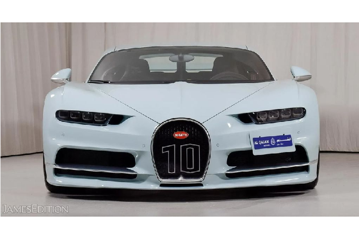 Tuy nhiên, điểm khác biệt của chiếc Bugatti Chiron đặc biệt này chính đến từ dòng chữ ‘Vanqueur de Coeur’ sơn đen được khắc vẽ tinh tế, in trên cánh gió sau cũng như một số 10 in đậm tạo điểm nhấn trên lưới tản nhiệt hình móng ngựa.