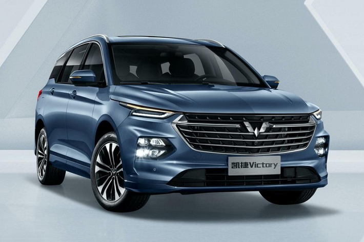 Nếu chi thêm tiền, khách hàng Trung Quốc có thể mua bản 4 chỗ sang trọng hơn của mẫu MPV này. Ở bản 4 chỗ, hàng ghế thứ 2 sẽ bị lược bỏ và xe có thêm 2 ghế thương gia nằm độc lập với nhau ở hàng ghế thứ 3. Chưa hết, Wuling Victory 2021 còn được trang bị vô lăng 2 chấu, bảng đồng hồ kỹ thuật số, màn hình cảm ứng nằm độc lập trên mặt táp-lô, cửa gió điều hòa nằm ngang, cụm điều khiển trung tâm có thiết kế đơn giản, cần số khá lớn và cửa sổ trời toàn cảnh Panorama trên trần xe.