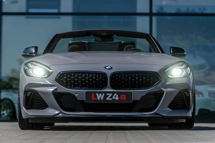 Ở phần đầu BMW Z4 R bản độ, các chi tiết mạ chrome quanh lưới tản nhiệt quả thận và hai hốc hút gió đều được sơn đen. Cánh gió trước sử dụng vật liệu carbon, giúp cải thiện tính khí động học và giảm khối lượng xe.
