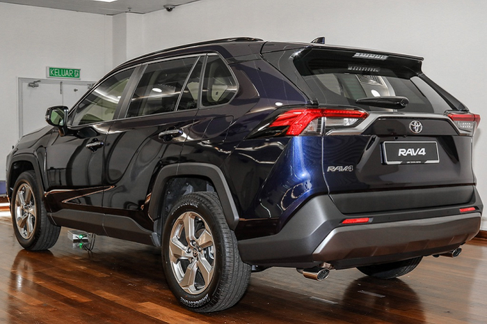 Toyota RAV4 tại Malaysia có tổng cộng 5 tùy chọn màu sắc là đỏ Red Mica, bạc Silver Metalic, xám Gray Metalic, đen Attitude Black và xanh Dark Blue Mica. UMW Toyota Motor công bố giá xe Toyota RAV4 2021 cho bản 2.0L là 47.685 USD (1,1 tỷ đồng) và bản 2.5L là 52.363 USD (1,2 tỷ đồng).