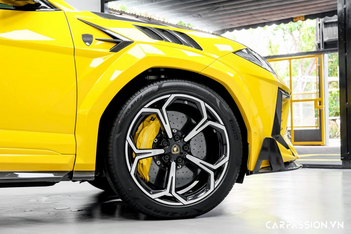 Không kém cạnh phần đầu xe, ở phía sau Mansory mang đến sự khác biệt lớn với những chi tiết làm từ sợi carbon như 2 cánh gió carbon bắt cố định vào nắp cốp, ốp sợi carbon cho phần nẹp mui phía sau, khe thoát khí cũng được ốp sợi carbon. Chi tiết gây ấn tượng nhất chính là bộ khuếch tán mới được làm hoàn toàn từ sợi carbon, sự xuất hiện của nhiều khe chia gió cùng chụp ống xả hình ngũ giác mang lại cái nhìn đầy ấn tượng.