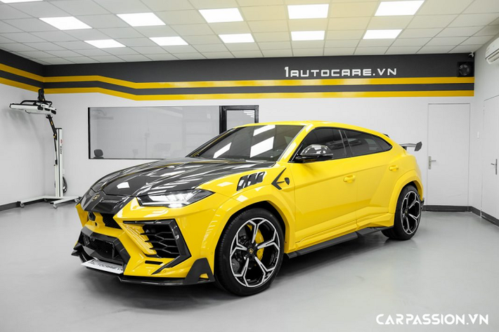 Xuất hiện trong bài viết là một chiếc Urus đã được chủ nhân chi hơn 3 tỷ đồng để nâng cấp lại toàn bộ ngoại thất với gói độ Mansory Venatus cùng những chi tiết thuộc gói Urus Soft Kit (Mansory).