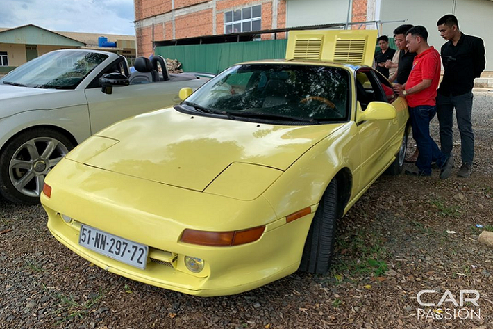 Xe thể thao Toyota MR2 lần đầu vào năm 1984 với thiết kế thời thượng và thể thao ở thời điểm đó. Cái tên MR2 là từ viết tắt của “mid-engine, rear-wheel-drive, 2-seater” (động cơ đặt giữa, dẫn động cầu sau, 2 chỗ ngồi).