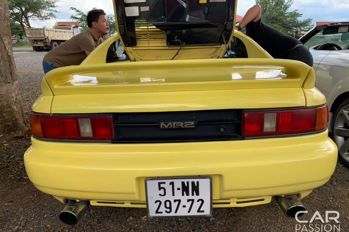 Chiếc Toyota MR2 đời 1991 này thuộc thế hệ thứ hai có tên mã W20. Thế hệ thứ hai được Toyota ra mắt vào năm 1989 và sản xuất đến năm 1999, Xe sử dụng động cơ 3S-GTE tăng áp, dung tích 2.0 lít có khả năng tạo ra công suất 200 mã lực ở tốc độ máy 6.000 vòng/phút và mô-men xoắn cực đại 271 Nm ở tốc độ máy 3.200 vòng/phút.