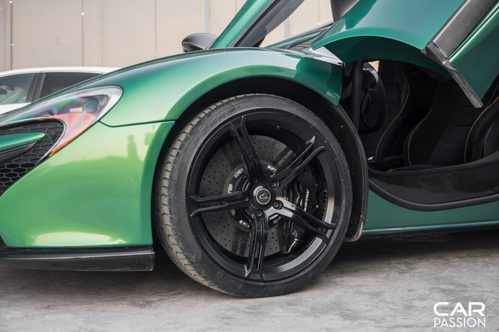 Toàn bộ 7 chiếc 650S được đưa về Việt Nam đều thuộc phiên bản mui trần Spider, hai trong số đó đang “khoác” lên mình bộ bodykit đến từ Liberty Walk, bên cạnh việc được đổi màu ngoại thất, chiếc McLaren 650S Spider trong bài viết còn được chủ nhân độ nắp ca-pô bằng sợi carbon mang phong cách của chiếc hypercar McLaren P1.