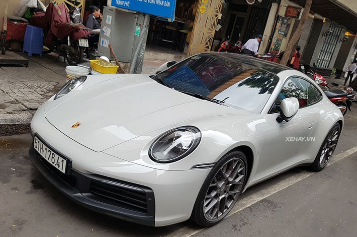 Siêu phẩm Porsche 911 Carrera S trong bài viết thuộc sở hữu của một vị đại gia sinh sống và làm việc tại TP HCM. Chiếc xe này mang trên mình "làn da" màu xám xi-măng cực kỳ cuốn hút và cũng mới chỉ cập bến nước ta hồi tháng 7/2019.