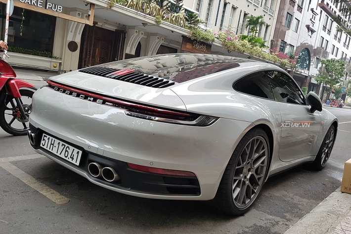 Về truyền động, Porsche 911 Carrera S được trang bị khối động cơ 6 xy-lanh 3.0L với 2 bộ tăng áp để cho ra công suất tối đa tới 450 mã lực, từ đó siêu phẩm này có thể tăng tốc 0-100 km/h trong vòng 3,7 giây, nhanh hơn 0,4 giây so với thế hệ trước.. Trang bị về hộp số trên 911 2019 là hộp số ly hợp kép 8 cấp đời mới của Porsche.