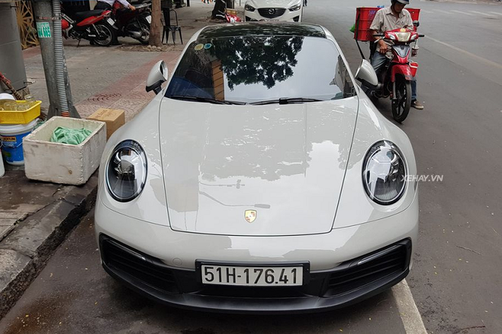 Theo tìm hiểu, chủ nhân của xe đã chi thêm khá nhiều tiền để trang bị cho xe nhiều options mới như hệ thống đèn chiếu sáng Full-Led Matrix hiện đại với giá 190 triệu đồng, bộ vành kích thước 20 inch ở bánh trước và 21 inch ở bánh sau với mức giá 75 triệu đồng. Như vậy, mức giá xe Porsche 911 Carrera S huyền thoại này sẽ không còn ở mức niêm yết 7,61 tỷ đồng.