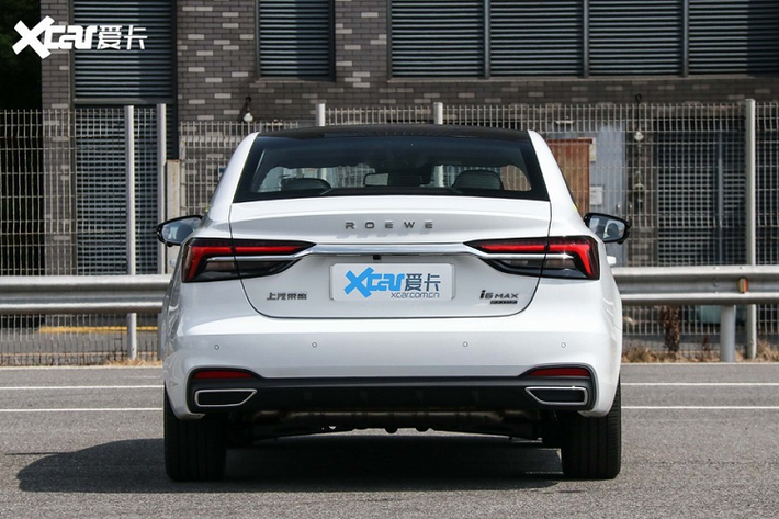 Chiếc xe cụ thể mà chúng ta thấy trong những bức ảnh ở đây là bản Roewe i6 Max R PHEV cao cấp nhất. Nó trông rất tuyệt với với bộ la-zăng màu đen, cửa sổ màu đen, khung cửa sổ màu đen, và chụp gương chiếu hậu bên sườn cũng màu đen. Tương phản với các chi tiết này là một thân vỏ màu trắng từ đầu tới đuôi, tô điểm cùng một vài chi tiết màu vàng.