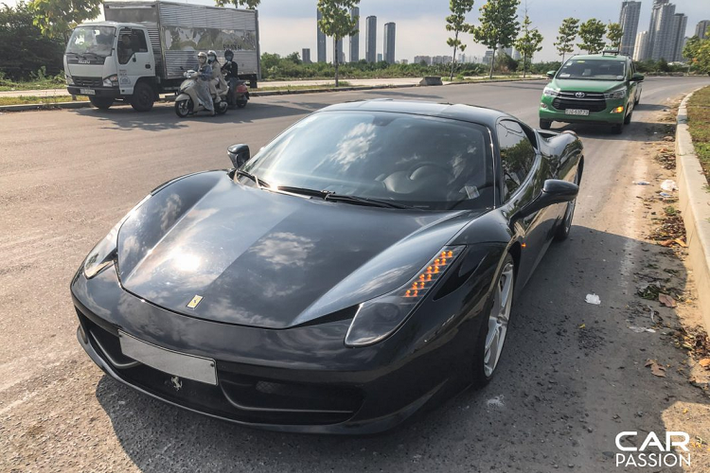Ngoài lớp sơn đen Nero Daytona, những chiếc Ferrari 458 Italia tại Việt Nam còn sở hữu những màu sắc khác như đỏ Rosso Corsa, vàng Giallo Modena và trắng Bianco Avus. Chỉ có duy nhất một chiếc 458 Italia mang màu trắng Bianco Avus được đưa về nước và hiện đang thuộc sở hữu của một doanh nhân có tiếng trong lĩnh vực cafe, đồng thời đang sở hữu bộ sưu tập Ferrari lớn nhất Việt Nam.