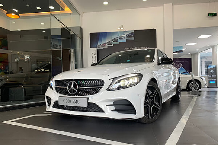 Mercedes-Benz C300 AMG đời 2020 mà nam ca sĩ Ti Ti mới mua sở hữu ngoại hình thể thao nhờ gói phụ kiện AMG. Đặc điểm nhận dạng của Mercedes-Benz C300 AMG 2020 nằm ở lưới tản nhiệt với mắt lưới kim cương và bộ vành hợp kim 18 inch.