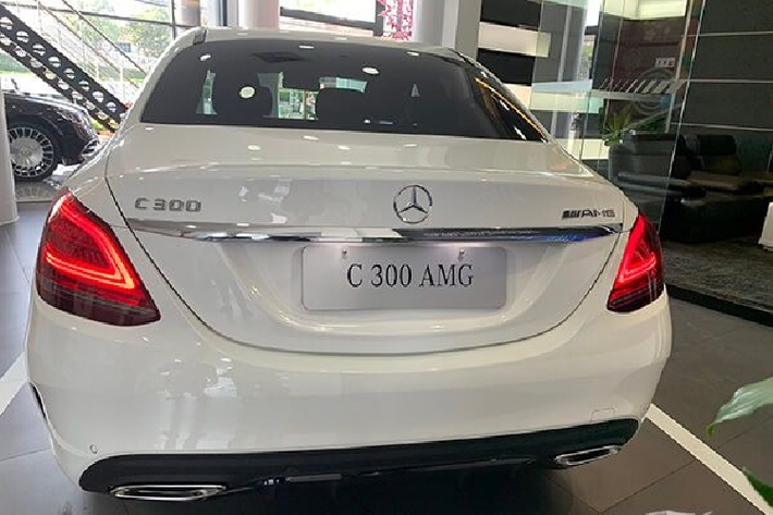 "Trái tim" của Mercedes-Benz C300 AMG 2020 là khối động cơ xăng 4 xi-lanh thẳng hàng, tăng áp kép, dung tích 2.0 lít, sản sinh công suất tối đa 258 mã lực và mô-men xoắn cực đại 370 Nm. Nhờ đó, xe có thể tăng tốc từ vị trí xuất phát lên 100 km/h trong thời gian 5,9 giây.