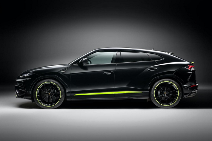 Lamborghini Urus mang gói Graphite Capsule còn có bộ mâm Taigete kích thước 23 inch được trang bị tiêu chuẩn với viền mâm màu nổi xanh lá neon Verde Scandal như chiếc xe trong bài viết. Ở đuôi xe, Lamborghini mang đến cho phiên bản Urus độc đáo này bộ chụp ống xả được mạ crôm đen hoàn toàn mới.