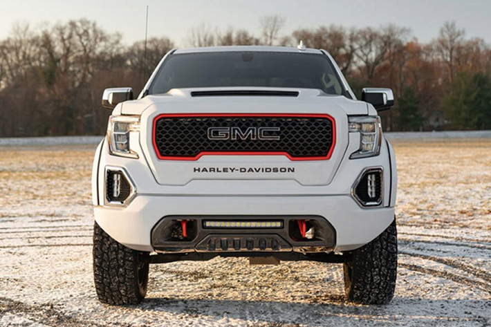 Giá xe GMC Sierra Harley-Davidson mới sẽ được bán ra ở mức 94.995 USD trước khi tính các loại thuế, phí cũng như tiền vận chuyển xe.