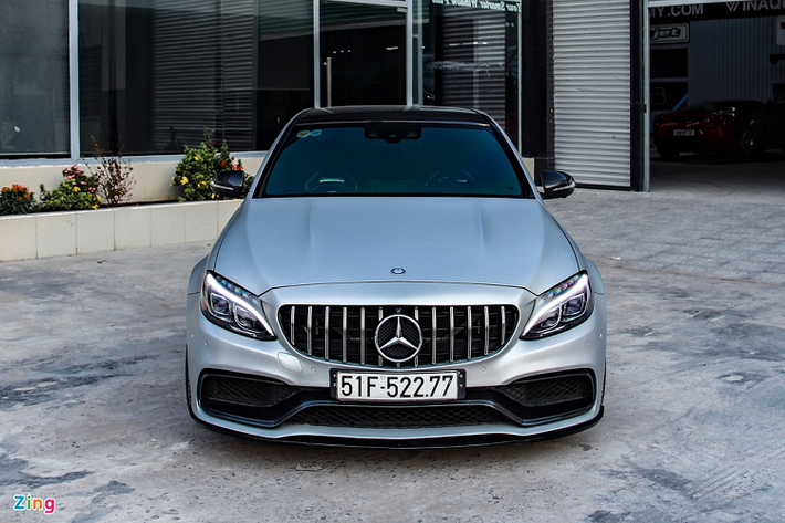 Ở thời điểm hiện tại, C 63 S sử dụng lưới tản nhiệt thể thao gồm 12 nan dọc thay thế cho nan kép ngang nguyên bản. Do đó, phần viền đỏ trên lưới tản nhiệt - đặc điểm nhận diện của phiên bản Edition 1 - cũng không còn.