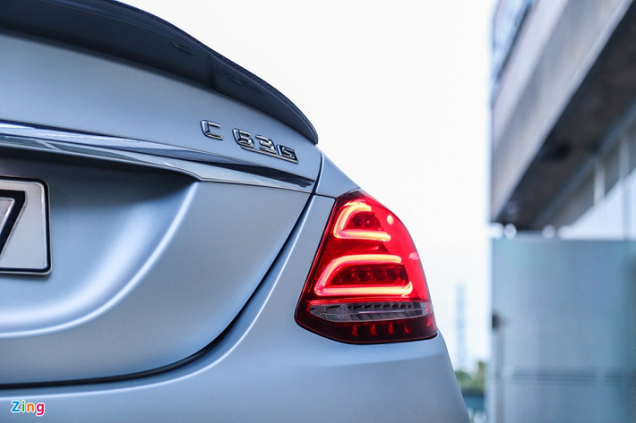 Tổng thể, C 63 S Edition 1 không khác biệt quá nhiều so với mẫu C-Class tiêu chuẩn. Tuy nhiên, chiếc sedan hiệu năng cao này vẫn nổi bật với những chi tiết đến từ AMG. Sau khi qua tay một vài đời chủ, các trang bị ngoại thất của xe cũng đã được thay đổi khá nhiều.