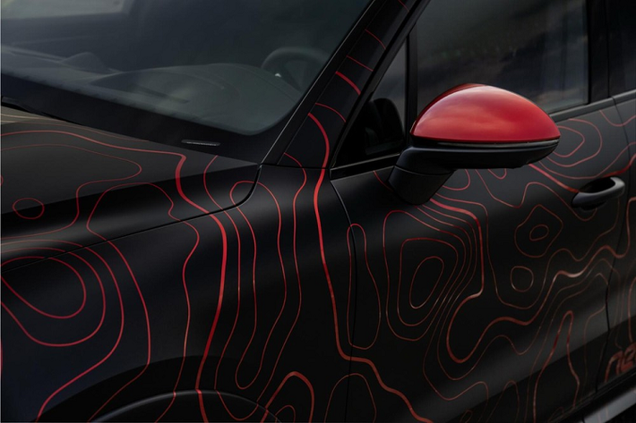 Để so sánh, khối động cơ tăng áp kép V8 dung tích 4.0 lít nguyên bản của Cayenne Turbo vốn chỉ sản sinh 542 mã lực và 770 Nm mô-men xoắn cực đại, hoạt động phối hợp một hộp số tự động 8 cấp và hệ dẫn động 4 bánh.
