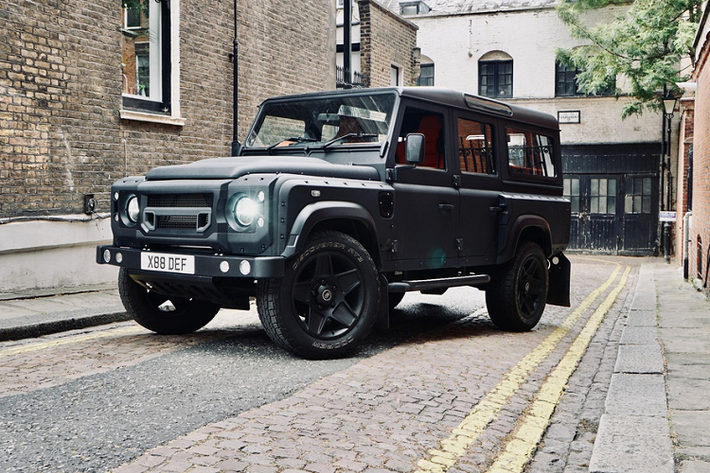 Land Rover Defender huyền thoại là dòng xe địa hình với thiết kế vượt thời gian, chiếc Defender 110 trong bài được công ty độ xe Chelsea Truck nâng cấp trang bị bên ngoài lẫn bên trong. Chiếc Land Rover Defender này không phải là một chiếc xe mới hoàn toàn, nó đã lăn bánh được 40.925 km.