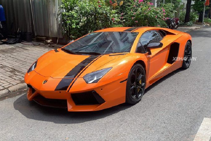Mới đây, cánh săn ảnh TP. HCM đã vô tình bắt gặp siêu xe Lamborghini Aventador LP700-4 màu da cam nổi bật trên đường phố. Được biết, chiếc xe này nguyên bản có màu sơn trắng mờ và cũng mới được đưa về Việt Nam cách đây ít lâu. Bên cạnh vẻ đẹp vốn có, siêu phẩm nước Ý còn được chủ nhân độ thêm một số trang bị xịn xò và góp phần làm tăng độ thể thao cho xe.