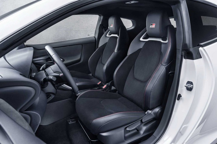 Toyota GR Yaris có khối lượng chỉ 1.280 kg, nhờ đó chiếc xe này có thể tăng tốc lên 100 km/h từ vị trí đứng yên trong chỉ 5,5 giây trước khi đạt tốc độ tối đa ở mức 230 km/h.
