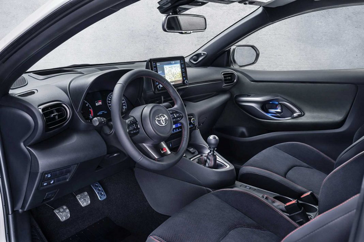 Xe có thể được nâng cấp với hai bộ vi sai chống trượt Torsen sẽ có mặt trong gói Track. Gói nâng cấp này cũng cung cấp thêm hệ thống treo có khả năng được điều chỉnh mâm xe 18 inch và lốp Michelin Pilot Sport 4s.