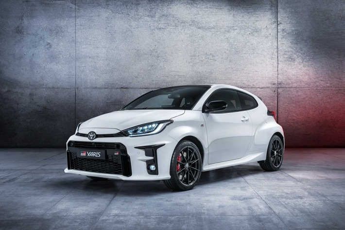 Nằm ở phân khúc hot-hatch cỡ nhỏ, Toyota GR Yaris 2020 mới sẽ phải đối đầu với những đối thủ “sừng sỏ” như Ford Fiesta ST, VW Polo GTI hay Renault Clio RS. Yaris có lợi thế lớn trong phân khúc không chỉ vì sức mạnh lớn hơn mà còn vì nó sở hữu hệ thống dẫn động bốn bánh AWD trong khi các đối thủ của nó chỉ được trang bị hệ dẫn động cầu trước.