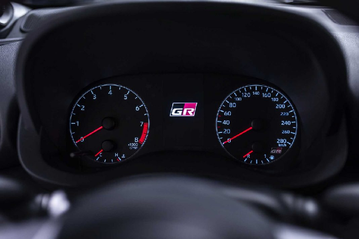 Toyota trang bị cho GR Yaris ba chế độ lái, gồm Normal, Sport và Track. Mỗi chế độ lái sẽ có tỉ lệ phẩn bổ sức mạnh khác nhau, lần lượt là 60:40, 30:70 và 50:50 lần lượt theo từng chế độ. Bên cạnh đó, ở mỗi chế độ, xe cũng sẽ tự cân bằng sức mạnh tùy thuộc vào điều kiện đường xá, hành vi của xe và lái xe để đạt khả năng vận hành tối ưu hơn.