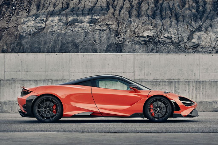 So với thế hệ đàn em 720S vốn đã rất nhanh và mạnh, McLaren 765LT vượt trội hơn với 45 mã lực và 30 Nm, đạt ngưỡng tổng sức mạnh 755 mã và 799 Nm.