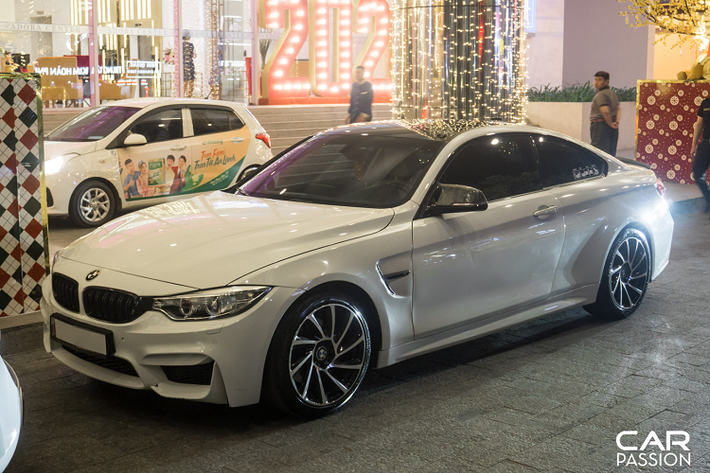 Tiếp theo là một chiếc BMW 4 series coupe đã được độ lại bodykit của phiên bản hiệu năng cao M4 và bộ mâm tương tự chiếc BMW i8, bên cạnh đó là mẫu xe mui trần hàng hiếm Audi A5 Cabriolet.