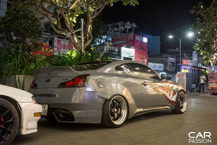 Đậu phía sau là mẫu xe thể thao Toyota Celica thuộc thế hệ thứ 7 của dòng xe thể thao nổi tiếng này. Thế hệ thứ 7 của Celica được sản xuất từ năm 1999 đến năm 2006.