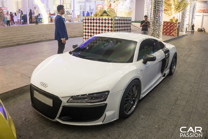 Chiếc siêu xe cuối cùng đến tham dự là chiếc Audi R8 đã được độ lại với bộ bodykit rất hầm hố đến từ Regula Tuning. Bộ mâm Oxigin Oxrock cùng hệ thống ống xả Capristo là hai trang bị nổi bật khác trên bản độ này.